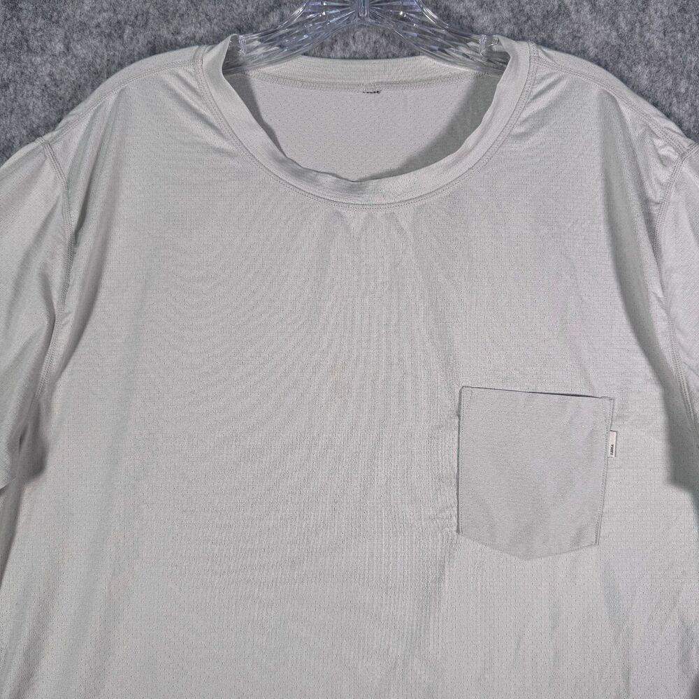 Vuori Tradewind Performance T Shirt Mens Medium Gray Silver Short Sleeve Pocket